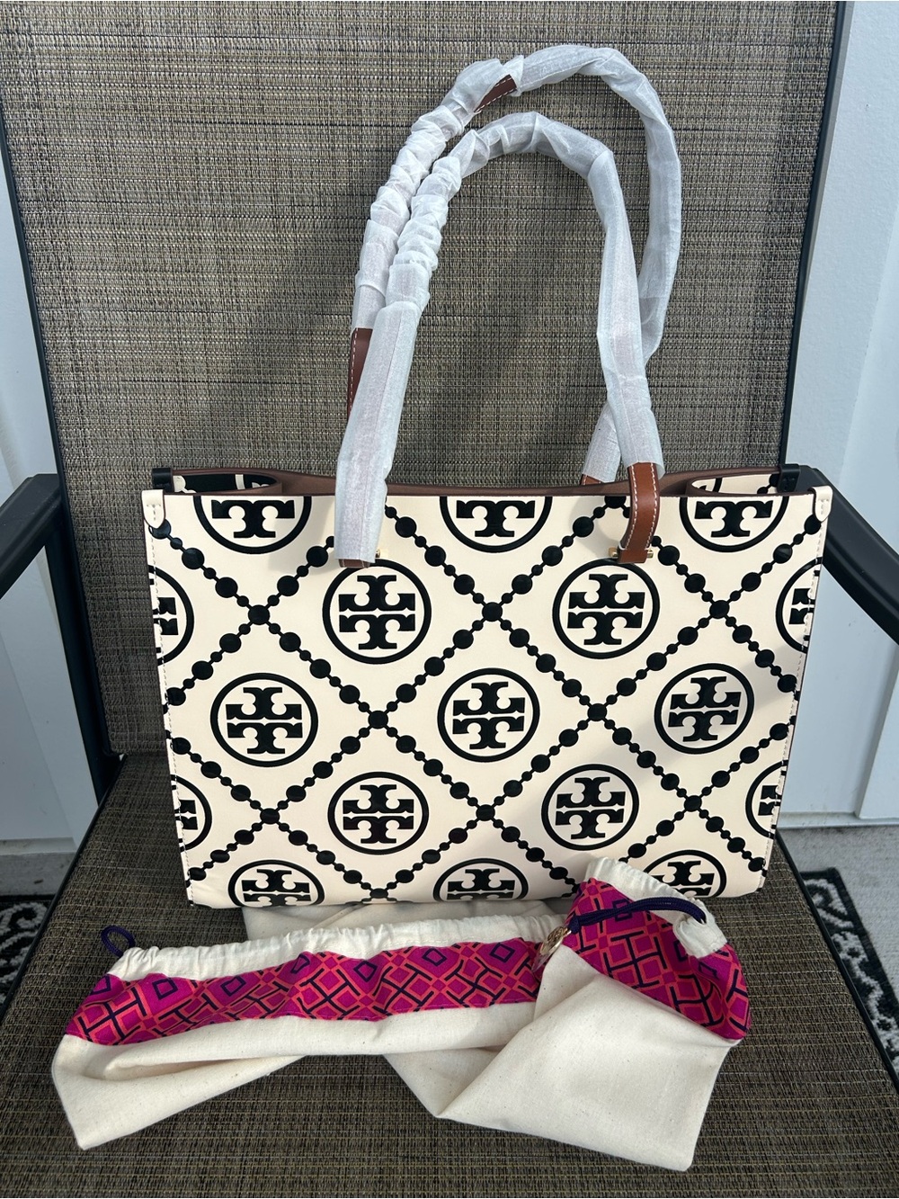 New! Tory Burch T Monogram Embossed Contrast Cream & Black Logo Leather Tote Bag - Picture 2 of 12